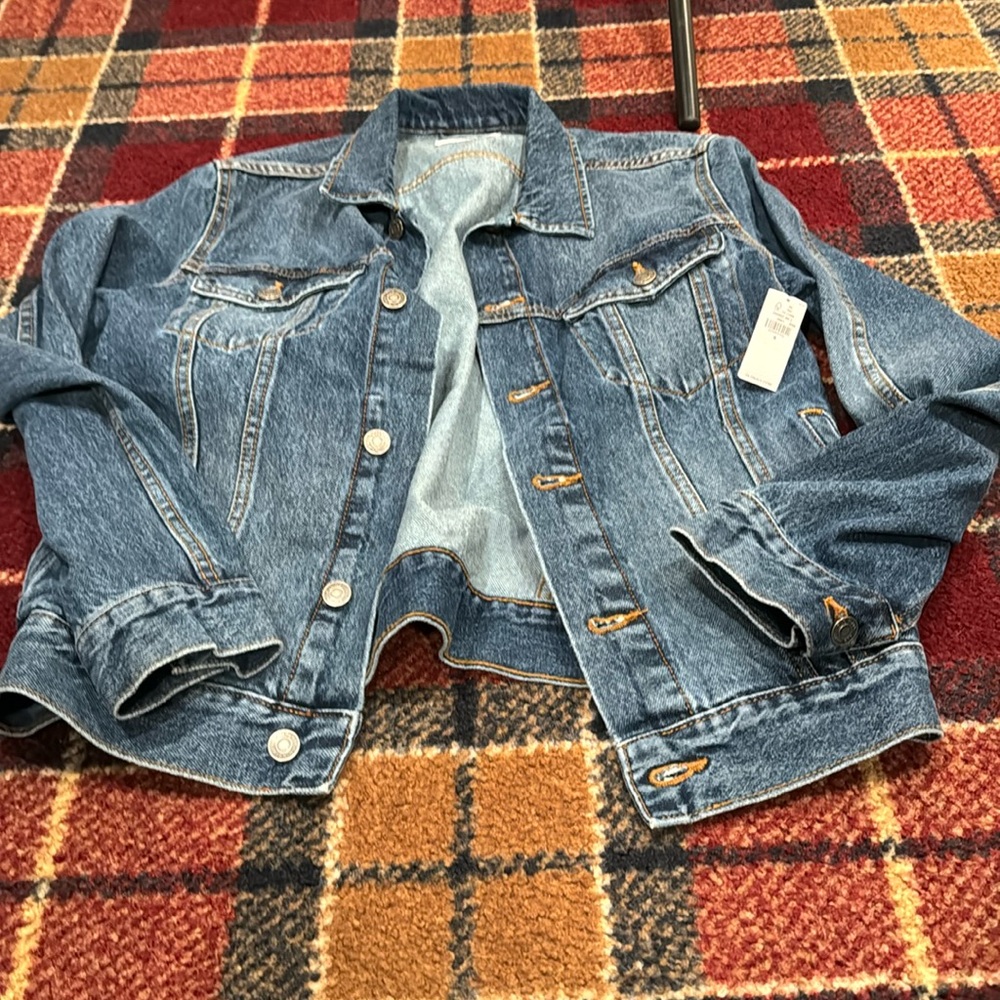 Mens size small old navy Jean jacket with tags. Never worn.